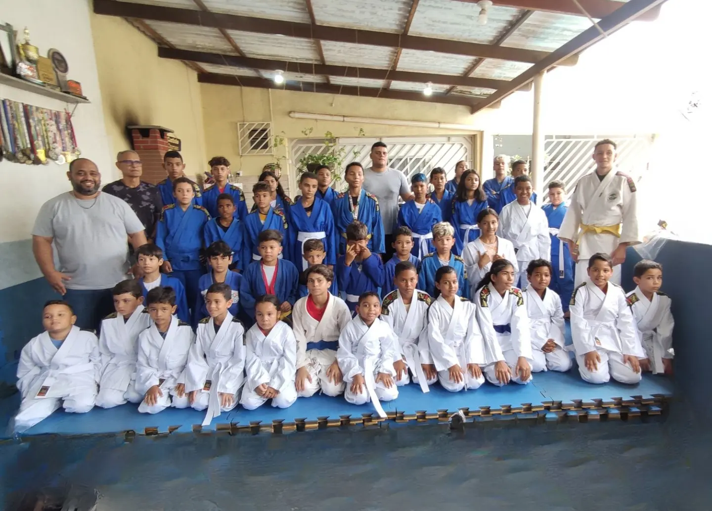 Foto de grupo dos alunos e professores da AMAM no dojo