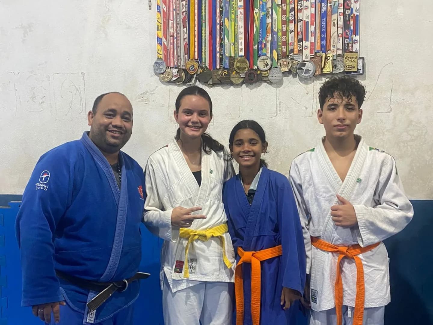 Professor com jovens atletas da AMAM