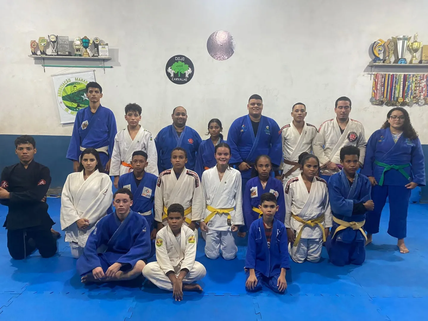 Equipe da AMAM reunida no Dojo Carvalho com troféus e medalhas